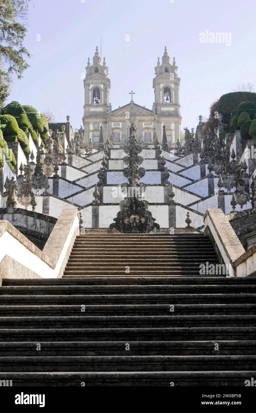 Escalier de Bom Jesus, lieu de pèlerinage, Braga, marches symétriques en pierre menant à une magnifique façade d'église baroque, nord du Portugal, Portugal Banque D'Images