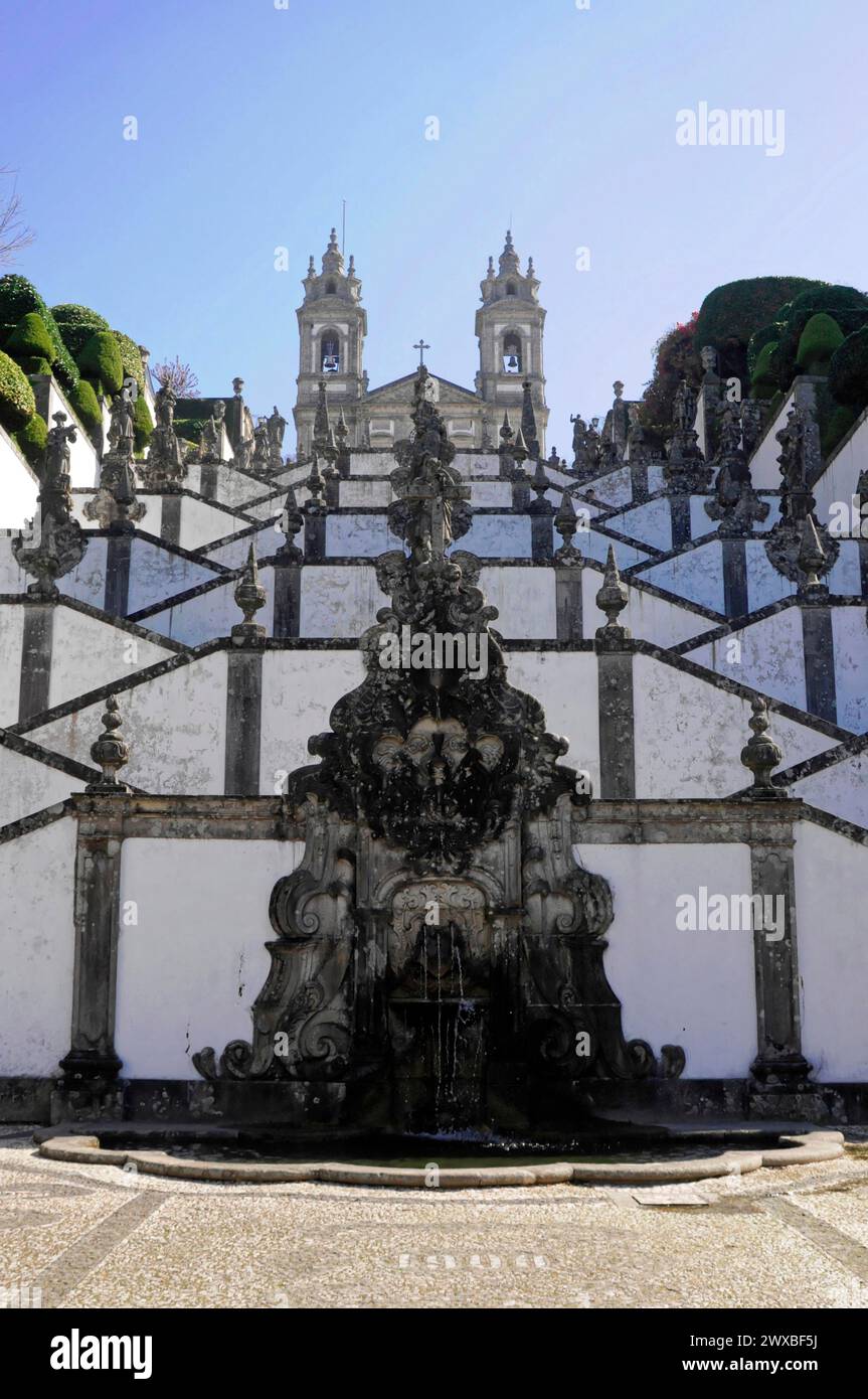 Escalier de Bom Jesus, lieu de pèlerinage, Braga, église baroque avec deux tours et sculptures sous un ciel bleu, nord du Portugal, Portugal Banque D'Images