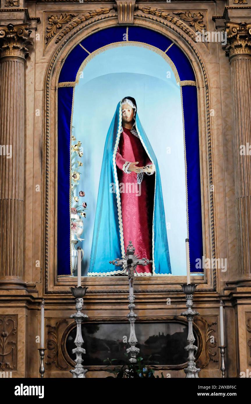 Madone dans l'église de pèlerinage Bom Jesus, lieu de pèlerinage, Braga, statue de la Vierge Marie dans un manteau bleu dans une niche d'une église, entourée Banque D'Images