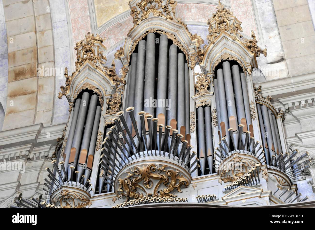Orgue de l'église de pèlerinage Bom Jesus, lieu de pèlerinage, Braga, orgue opulent orné d'or avec une tuyauterie impressionnante dans une église, nord Banque D'Images