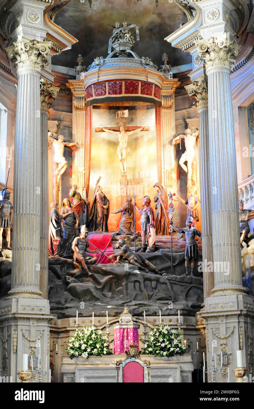 Autel de l'église de pèlerinage Bom Jesus, lieu de pèlerinage, Braga, représentation dramatique de la crucifixion de Jésus sur l'autel principal d'une église Banque D'Images
