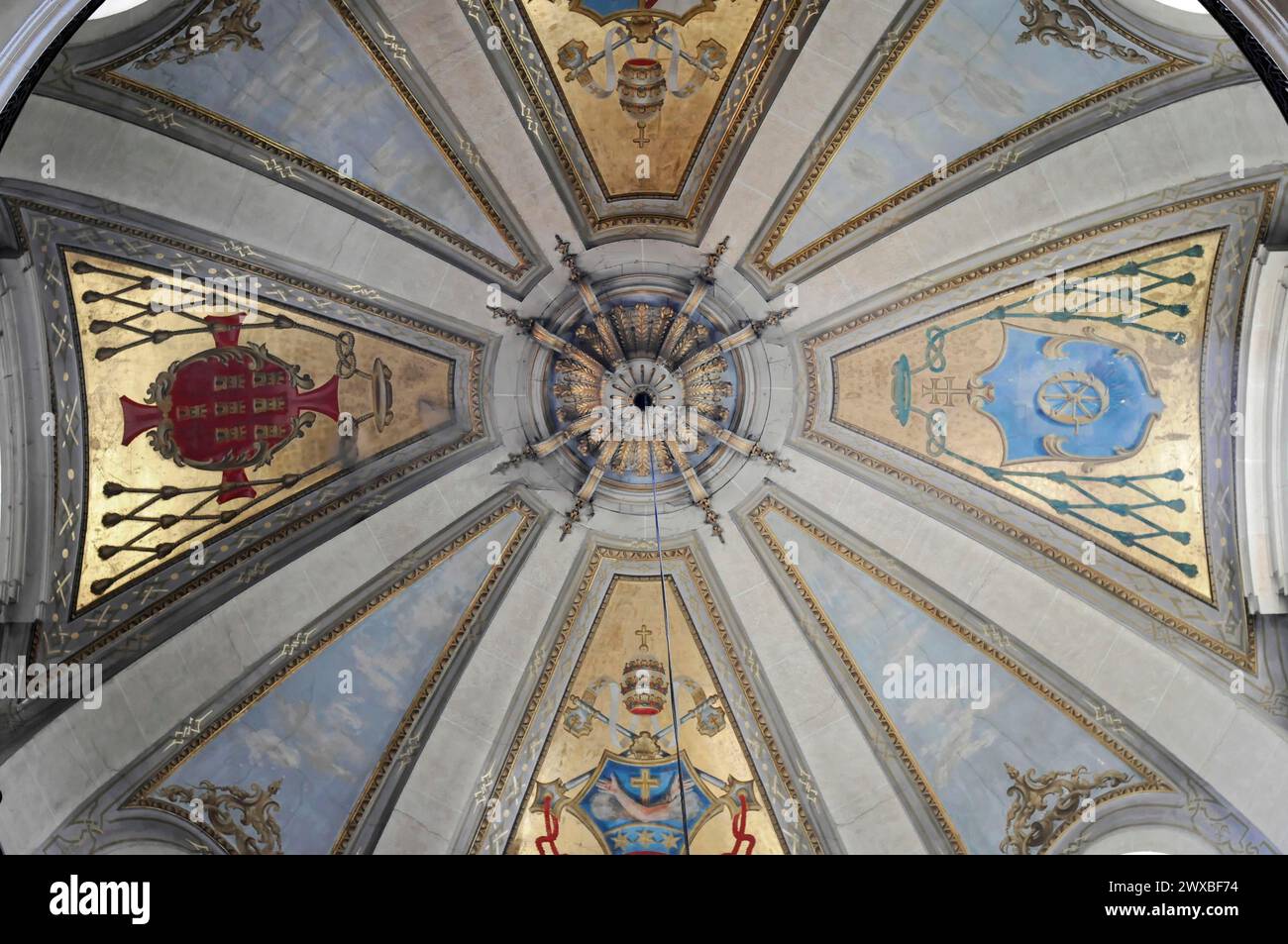 Dôme de l'église de pèlerinage Bom Jesus, lieu de pèlerinage, Braga, vue d'une voûte d'église peinte artistiquement avec des armoiries et des éléments dorés Banque D'Images