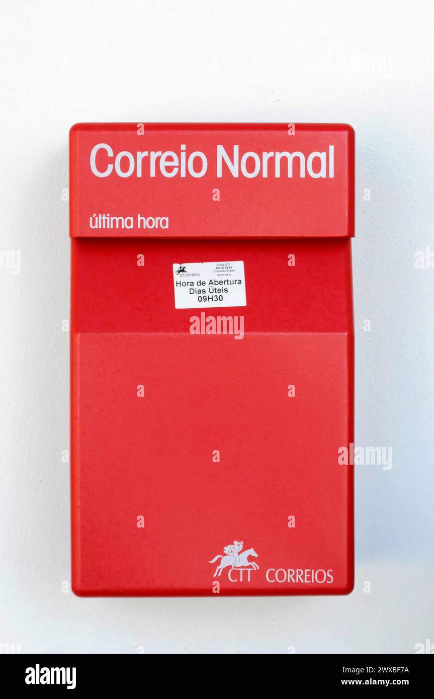 Une boîte aux lettres rouge sur un mur blanc, identifiant le service postal portugais CTT, Braga, Nord du Portugal, Portugal Banque D'Images