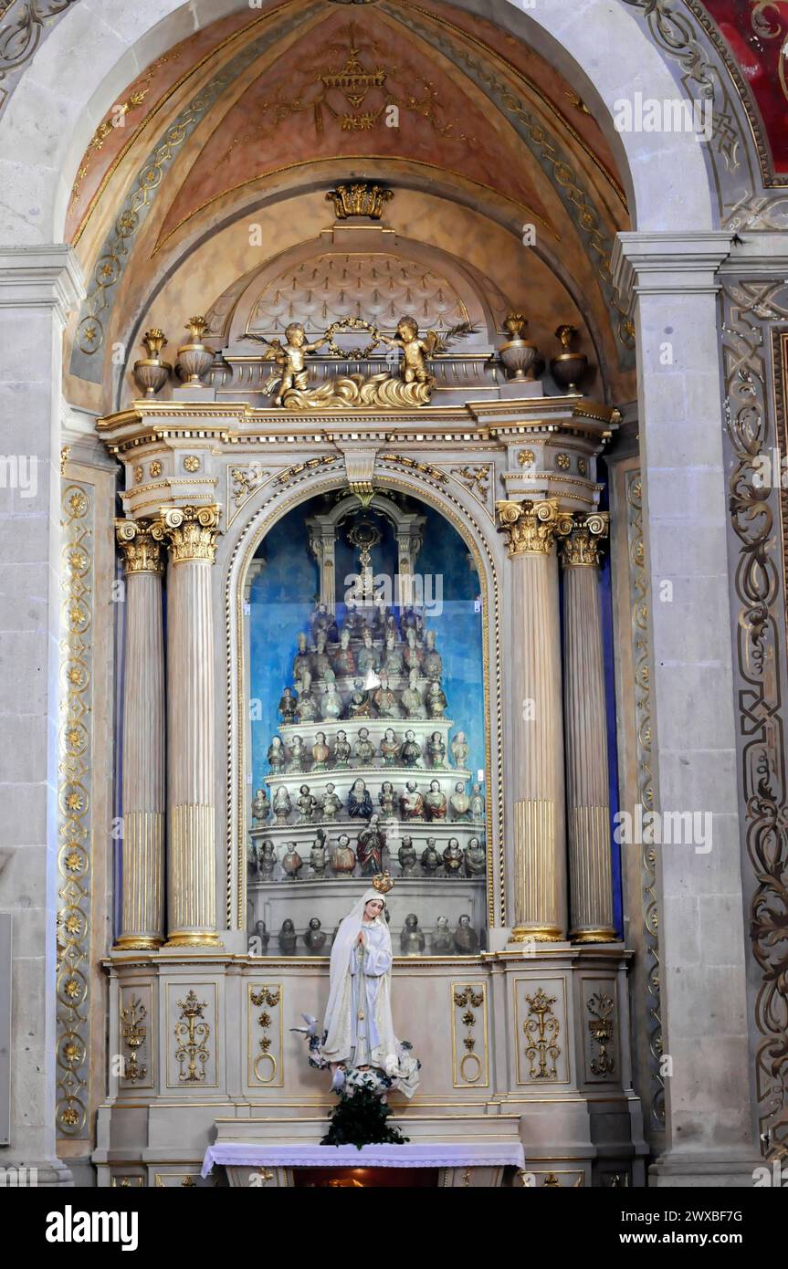 Madone dans l'église de pèlerinage Bom Jesus, lieu de pèlerinage, Braga, autel dans une église avec une grande murale religieuse et décorations, nord Banque D'Images