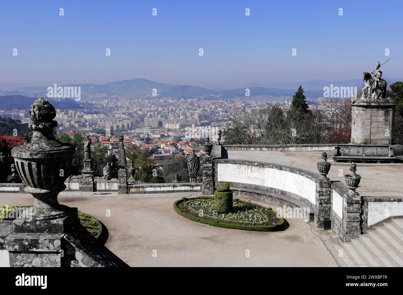 BOM Jesus, lieu de pèlerinage, Braga, vue panoramique sur une ville depuis le bord d'un parc bien entretenu avec des statues, Braga, Nord du Portugal, Portugal Banque D'Images