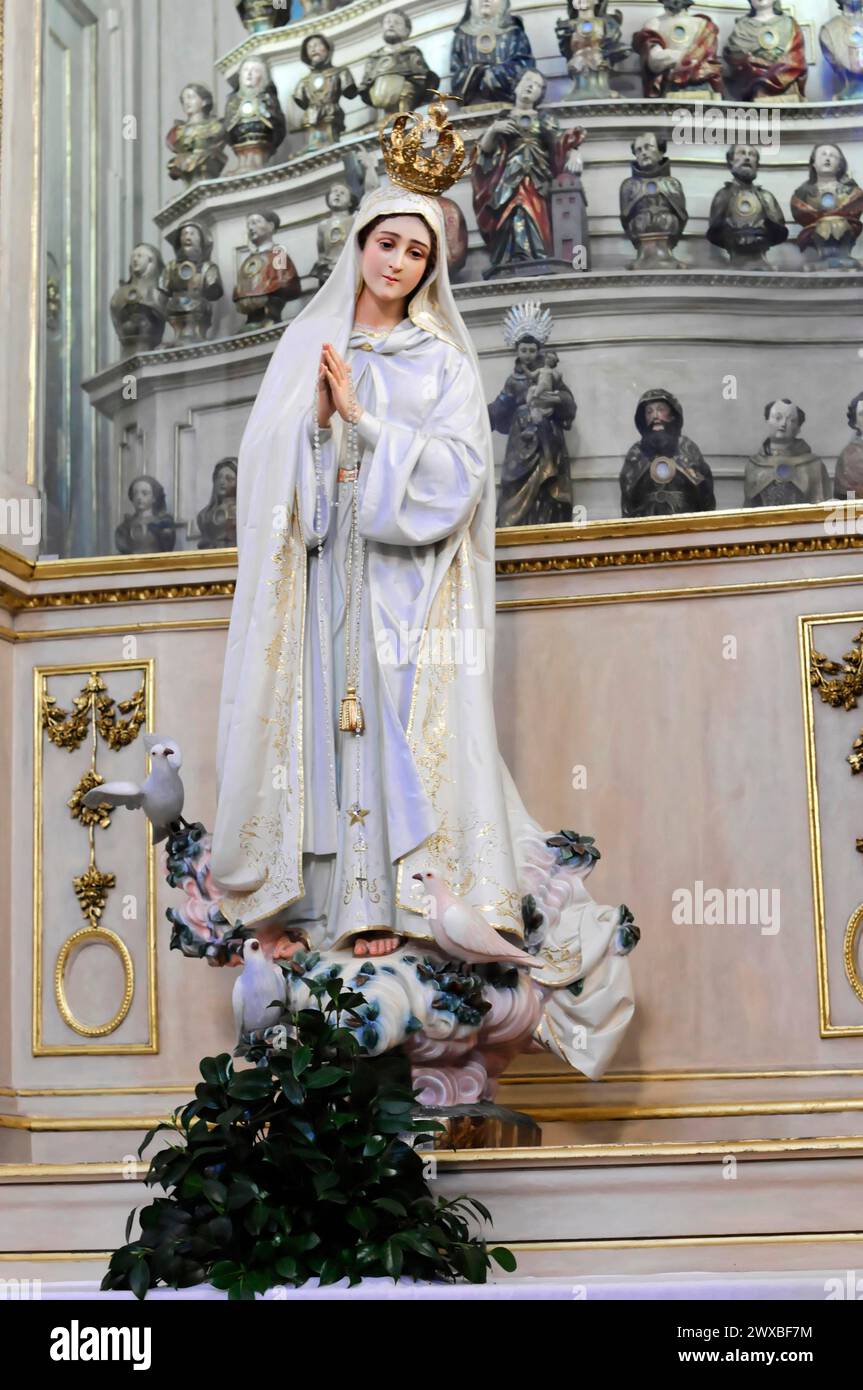 Madone dans l'église de pèlerinage Bom Jesus, lieu de pèlerinage, Braga, Une statue de la Madone dans une robe blanche dans une église, accompagnée d'une colombe de Banque D'Images