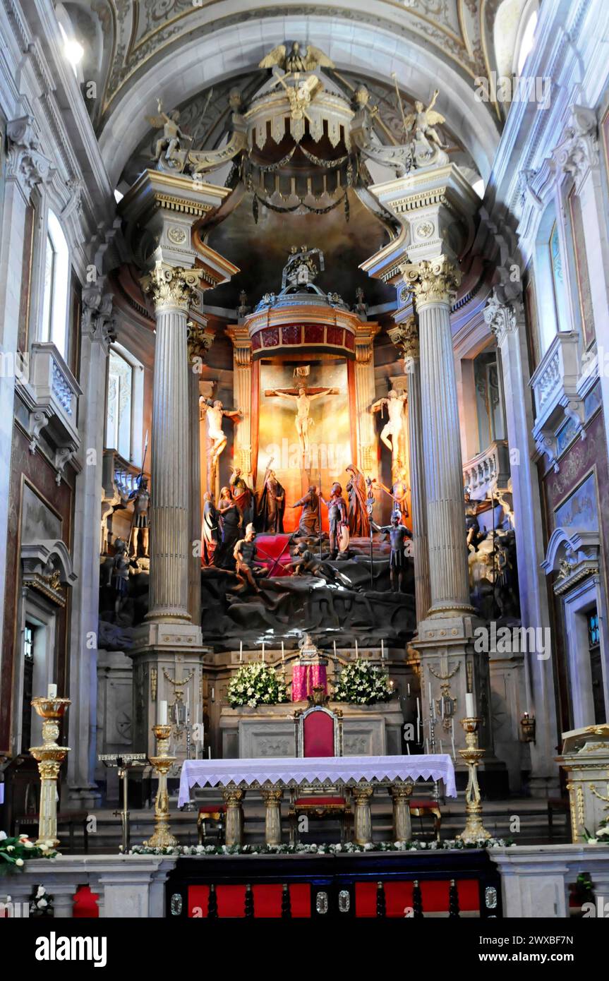 Église de pèlerinage Bom Jésus, lieu de pèlerinage, Braga, l'opulent maître-autel d'une église avec une peinture et entouré de figures de saints, au nord Banque D'Images