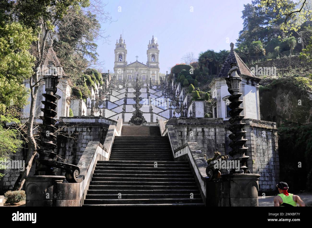 Escalier de Bom Jesus, lieu de pèlerinage, Braga, les gens grimpent les escaliers monumentaux menant à une impressionnante église baroque, Nord du Portugal, Portugal Banque D'Images