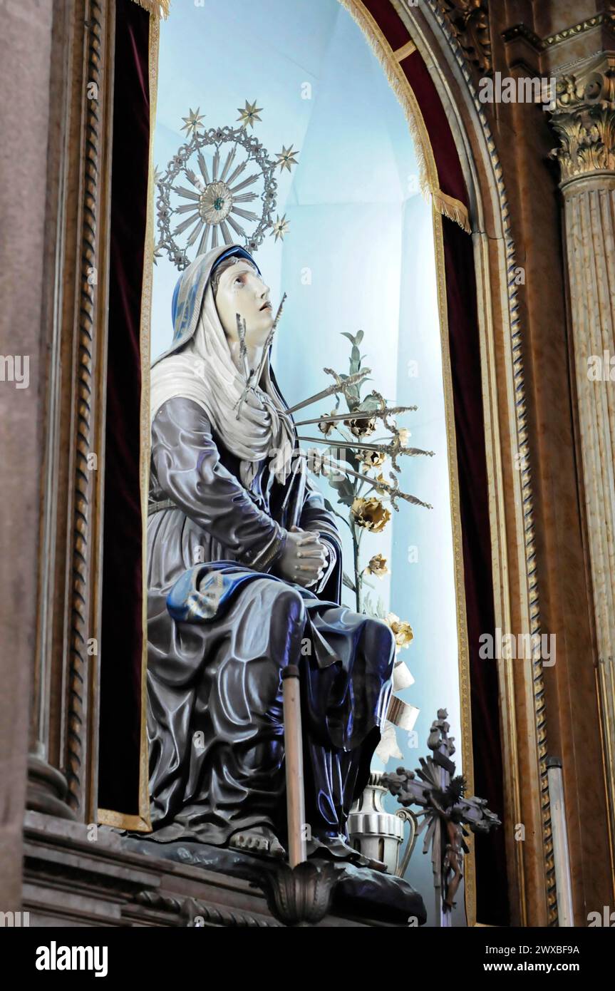 Madone dans l'église de pèlerinage Bom Jesus, lieu de pèlerinage, Braga, sculpture de la Madone en posture de deuil, vêtue d'un manteau bleu, avec Banque D'Images