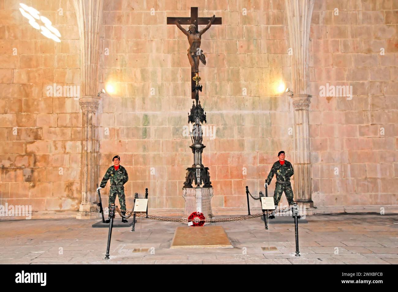 Monastère dominicain Mosteiro de Santa Maria da Vitoria, site du patrimoine mondial de l'UNESCO, Batalha, croix avec le Christ figure gardé par des soldats en uniforme Banque D'Images