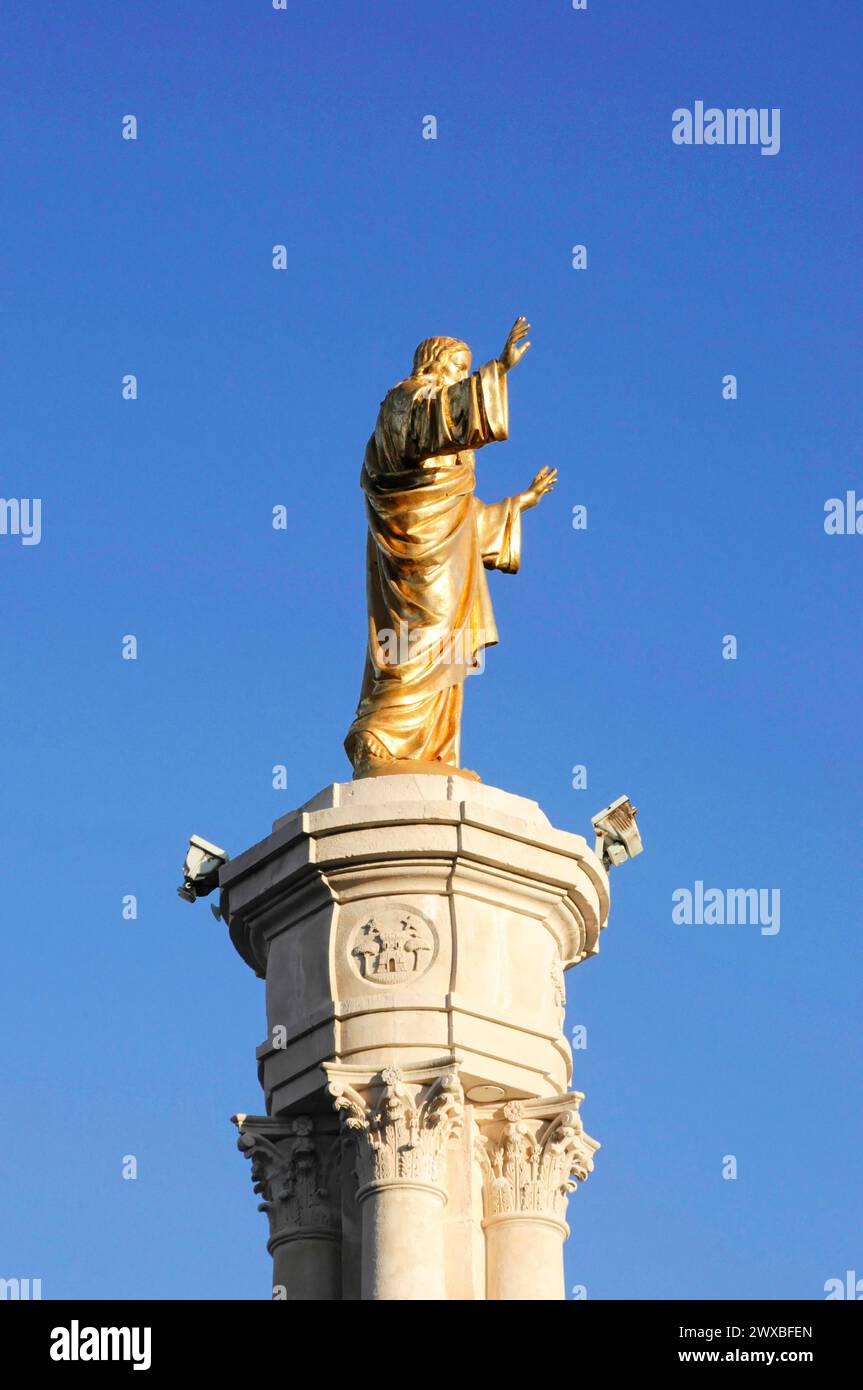 Statue du Christ, Fatima, lieu de pèlerinage, centre du Portugal, vue de côté d'une statue dorée de Jésus contre le ciel, nord du Portugal, Portugal Banque D'Images