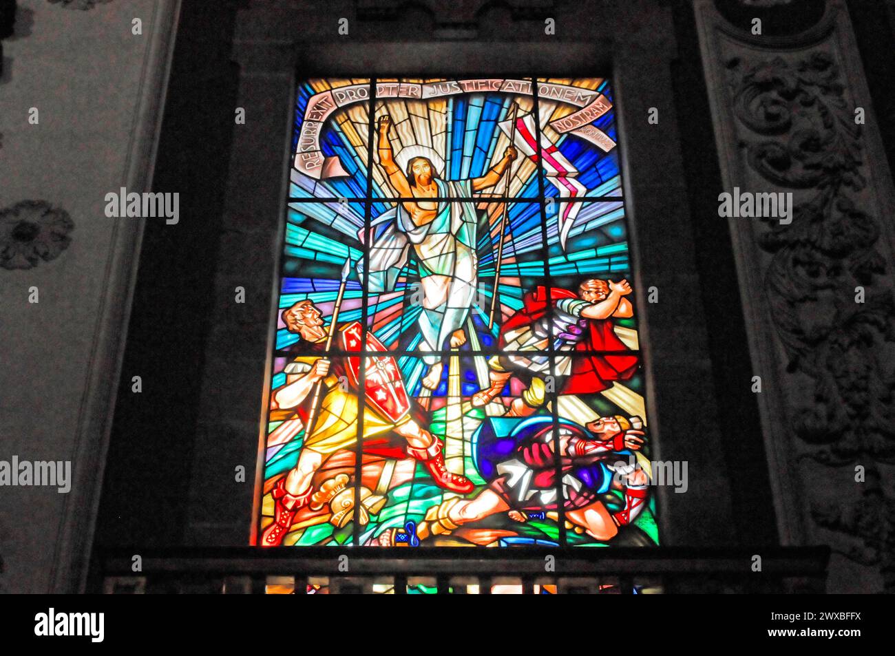 L'église Igreja de Santo Ildefonso, Parca da Batalha, Porto, site du patrimoine mondial de l'UNESCO, vitrail détaillé avec une représentation de Jésus Banque D'Images