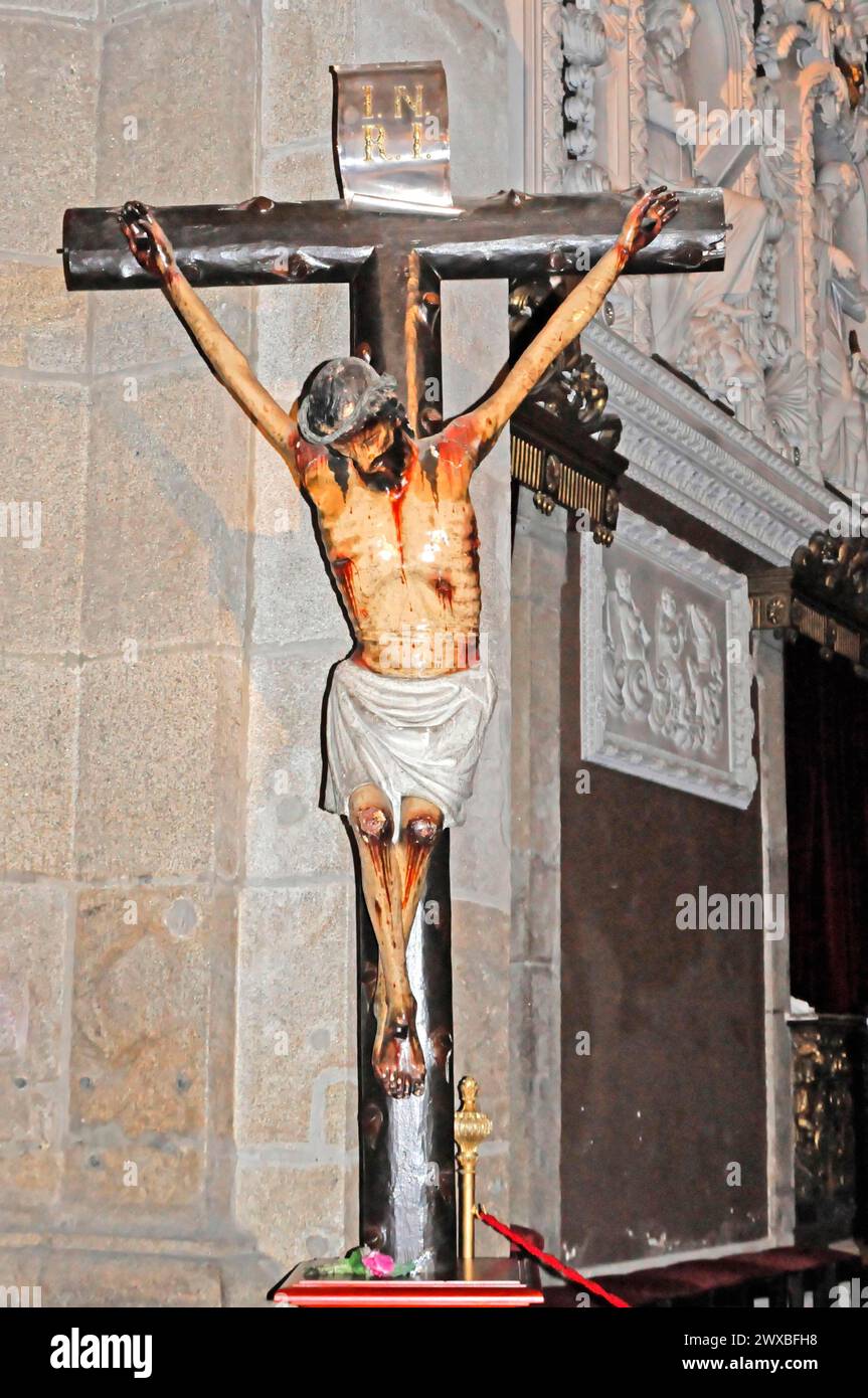 L'église Igreja de Santo Ildefonso, Parca da Batalha, Porto, site du patrimoine mondial de l'UNESCO, sculpture de Jésus sur la croix, souligne la souffrance avec Banque D'Images