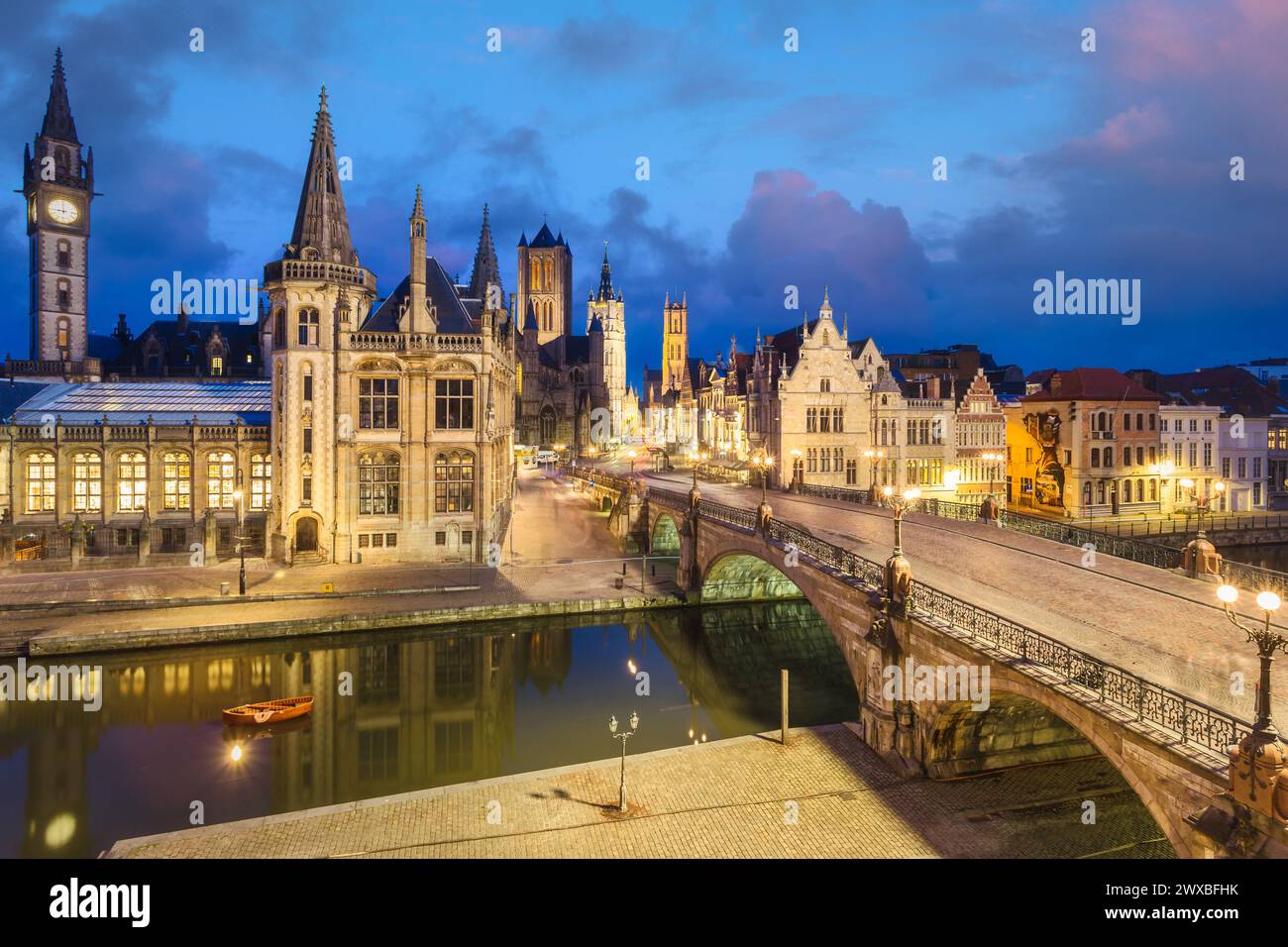 Point de vue élevé de la ville médiévale de Gand en Flandre avec l'église Saint-Nicolas et la mairie de Gand, Belgique. Banque D'Images