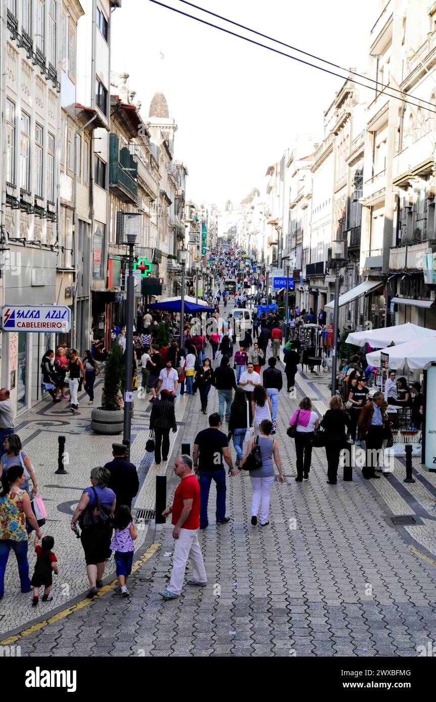 Vieille ville de Porto, vue sur une rue animée de la ville avec des pavés et divers magasins, Porto, Nord du Portugal, Portugal Banque D'Images