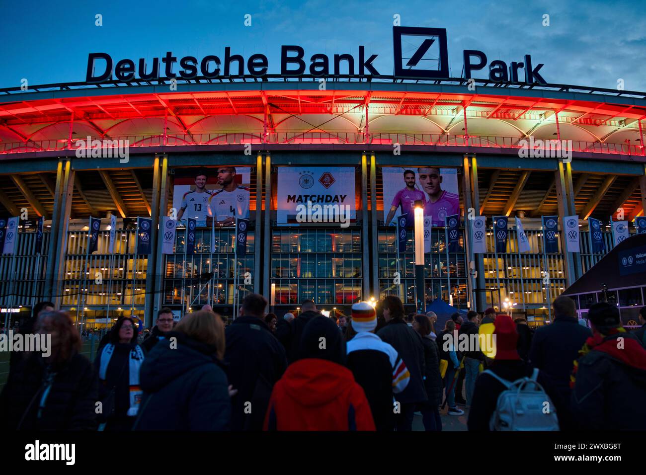 Fans, spectateurs flux dans le stade, match international Allemagne GER vs pays-Bas NED, Deutsche Bank Park, Blue Hour, Francfort-sur-le-main Banque D'Images