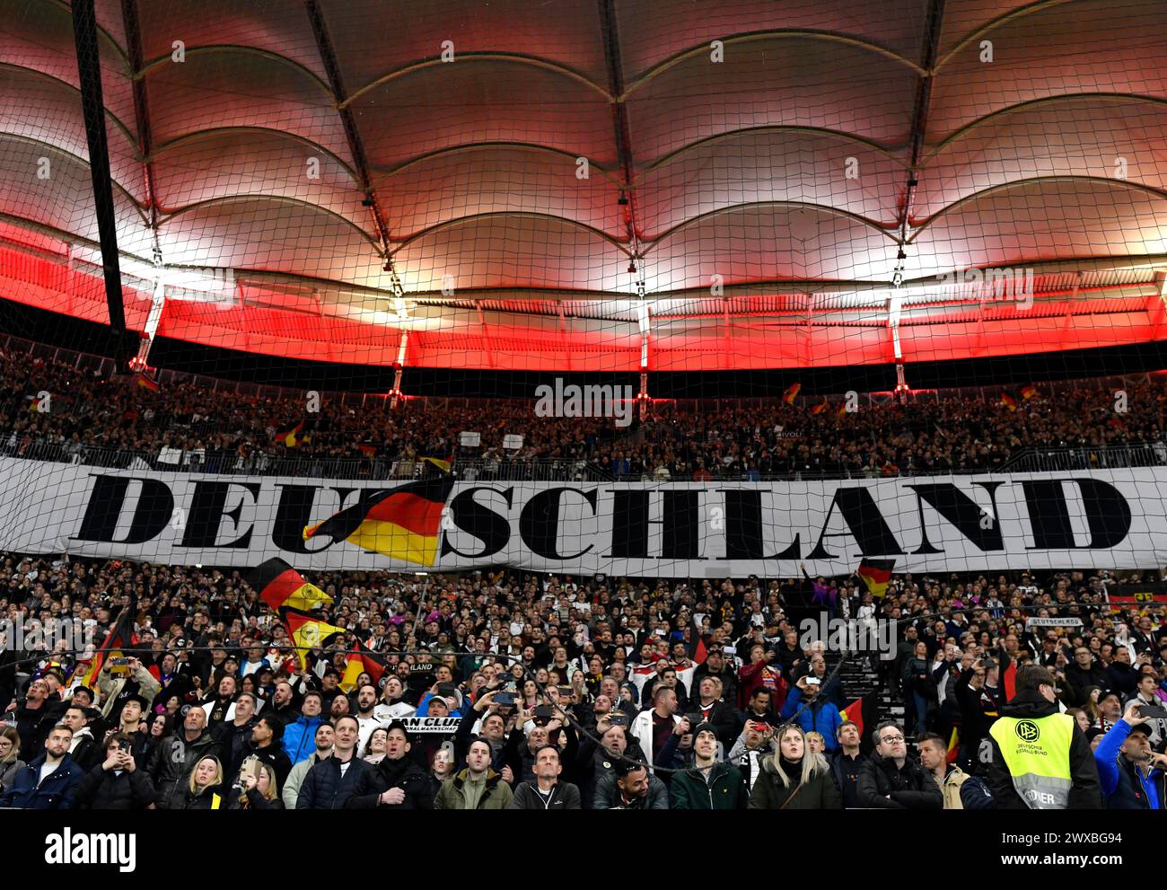 Fans allemands, spectateurs, chantant l'hymne national, derrière la bannière avec lettrage ALLEMAGNE, fierté nationale, drapeau, match international Allemagne GER vs. Banque D'Images