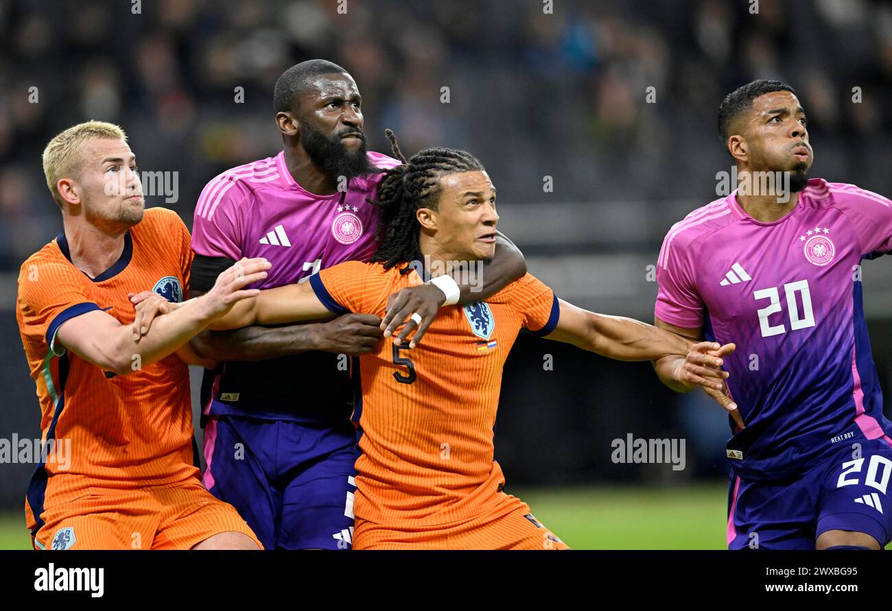 Duel, action, faute, Benjamin Henrichs GER Antonio Ruediger GER dans un étranglement contre Nathan Ake NED Matthijs de Ligt NED, match international Banque D'Images