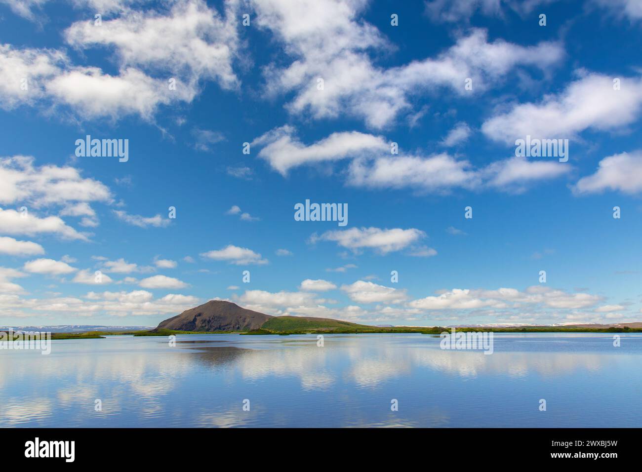 Vue sur le lac peu profond Mývatn en été, Norðurland eystra / Nordurland eystra dans le nord de l'Islande Banque D'Images