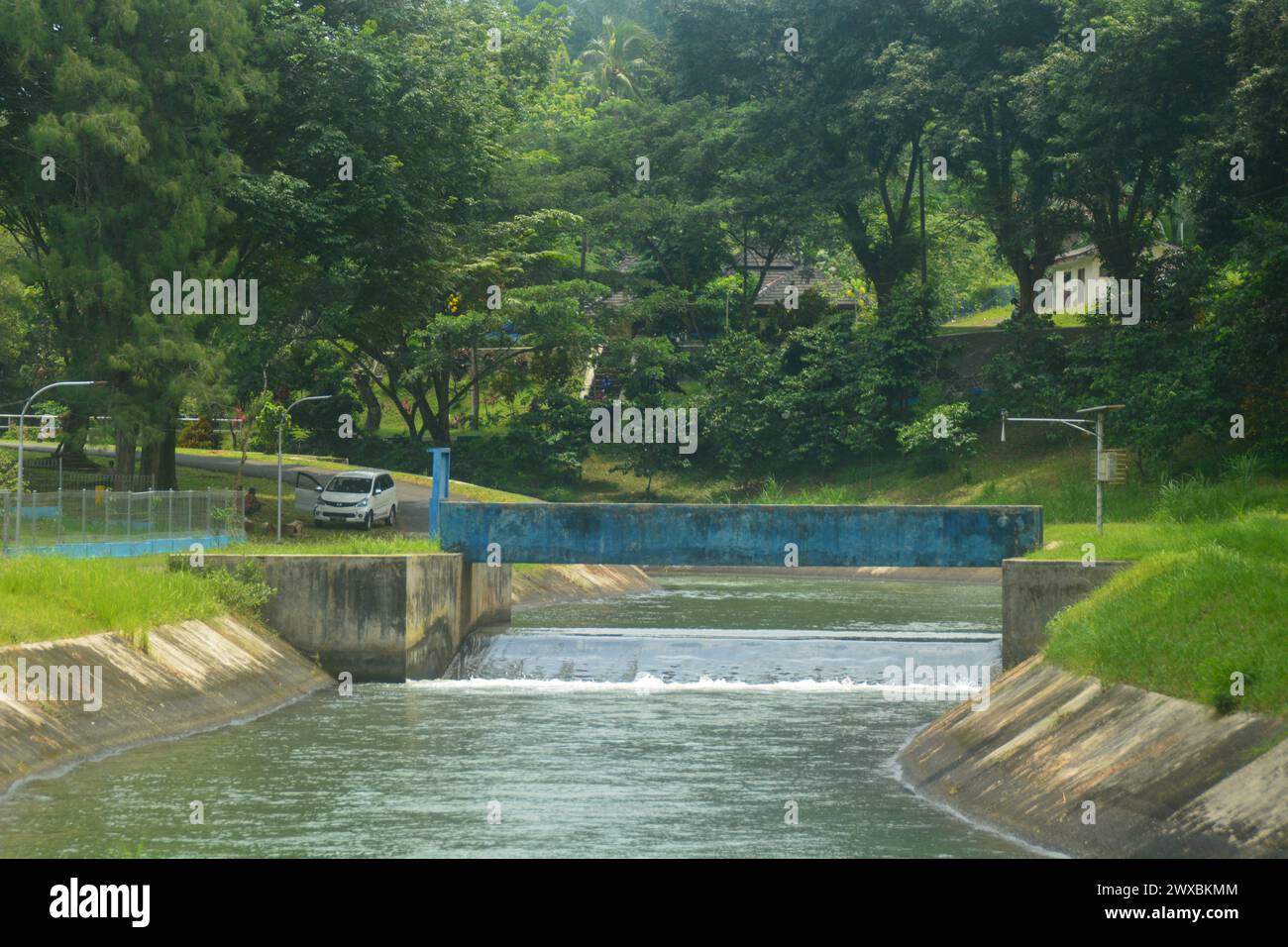 scène le canal d'eau de la centrale hydroélectrique, l'eau est très lourde et claire. l'eau est canalisée pour être acheminée vers les rizières. pas de pe Banque D'Images