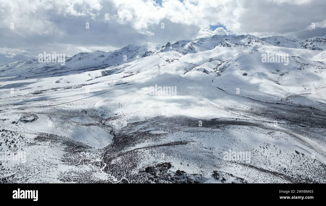 Vue aérienne des montagnes enneigées et des vallées en contrebas Banque D'Images