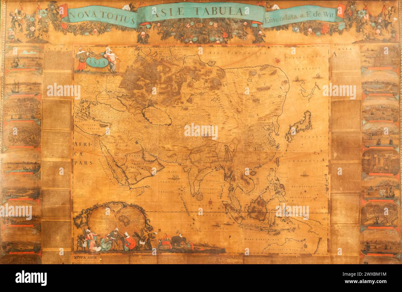 Gênes, Italie - 28 décembre 2023 : cartographie ancienne située dans le palais Spinola. Carte ancienne authentique montrant le monde connu des Européens dans le milieu 17-t Banque D'Images