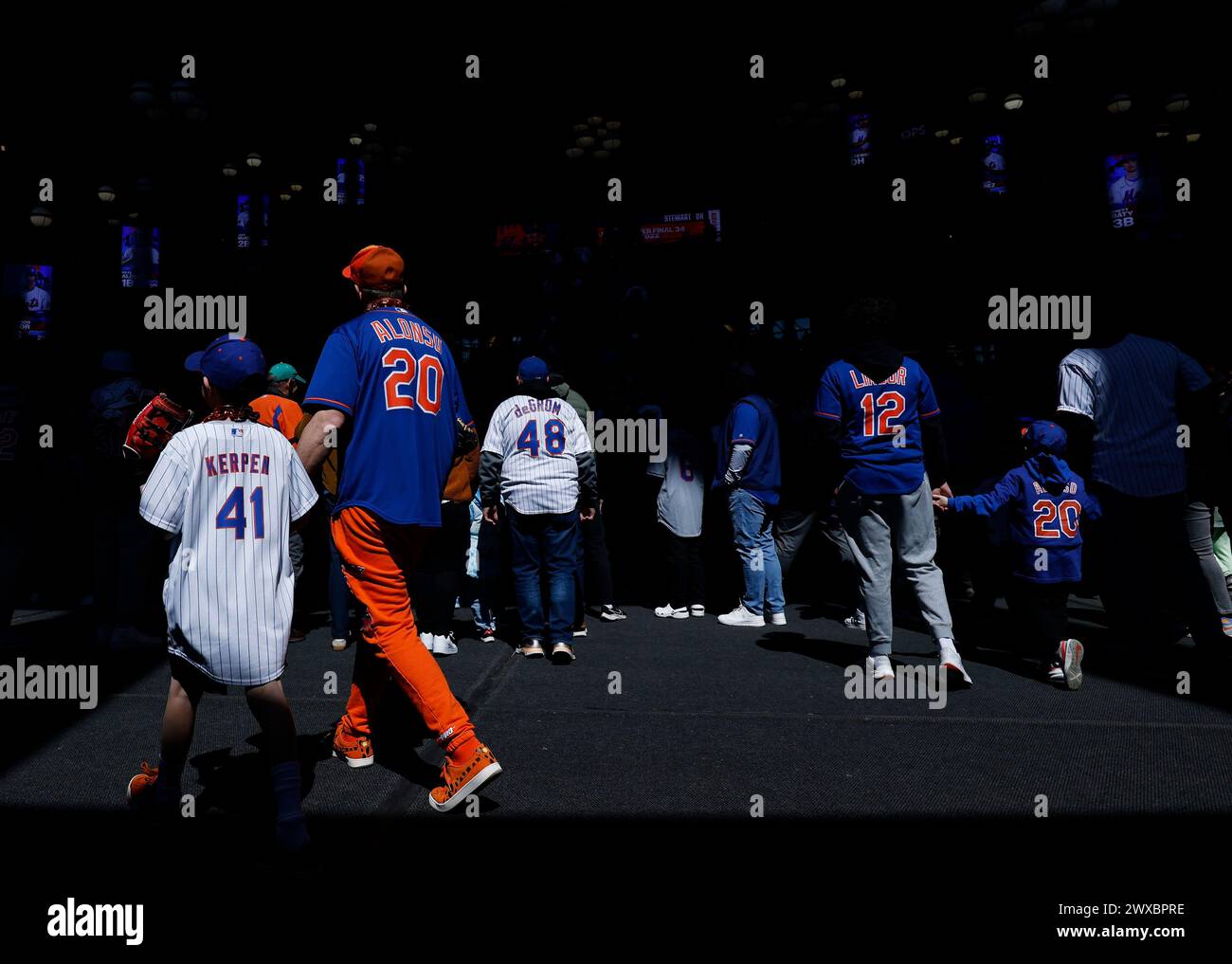 New York, États-Unis. 29 mars 2024. Les fans arrivent à la rotonde Jackie Robinson avant que les mets de New York affrontent les Brewers de Milwaukee le jour de l'ouverture au Citi Field le vendredi 29 mars 2024 à New York. Photo de John Angelillo/UPI crédit : UPI/Alamy Live News Banque D'Images