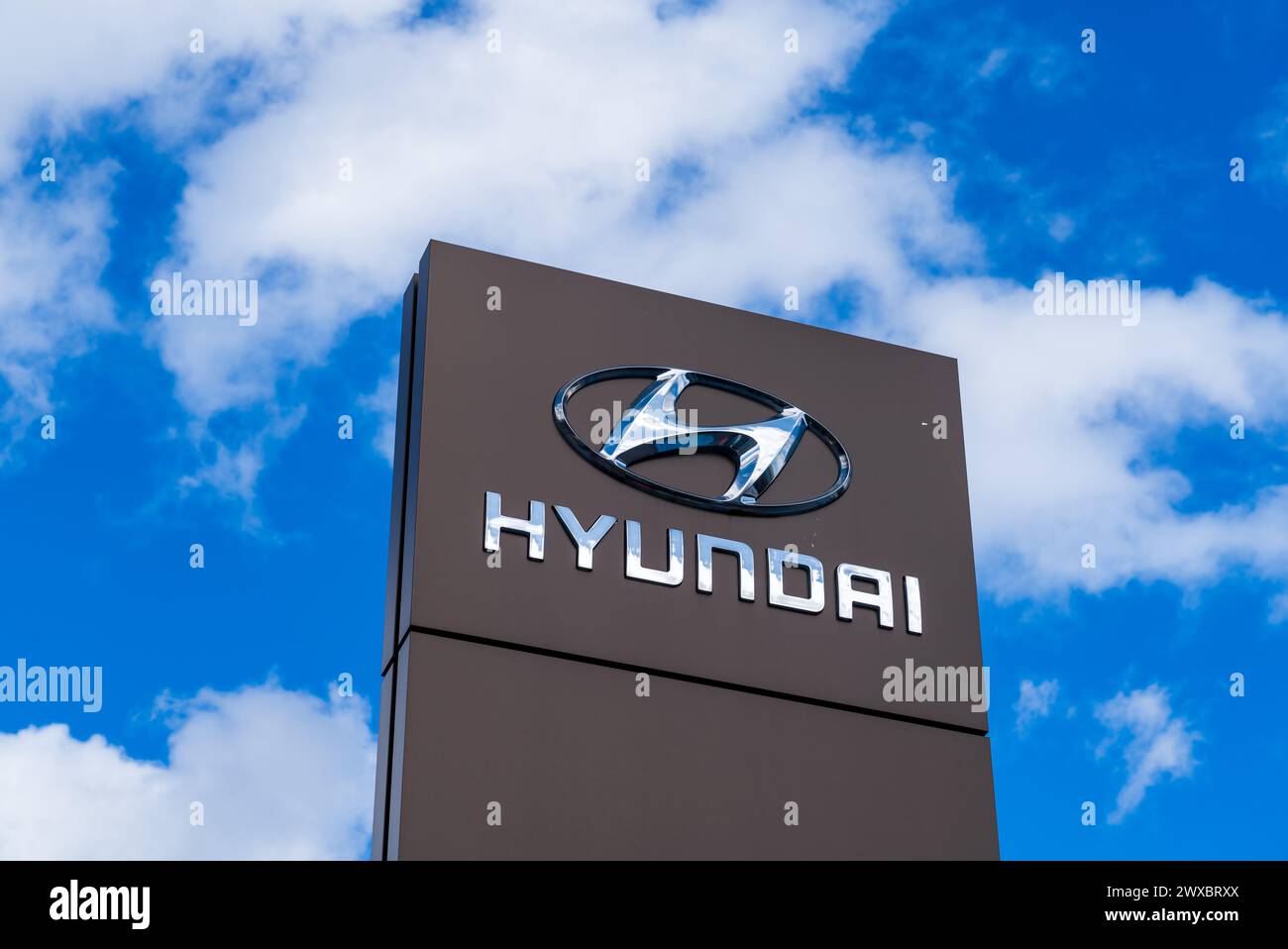 Wolverhampton, Royaume-Uni - mars 29 2024 : signalisation externe Hyundai chez un concessionnaire automobile Banque D'Images