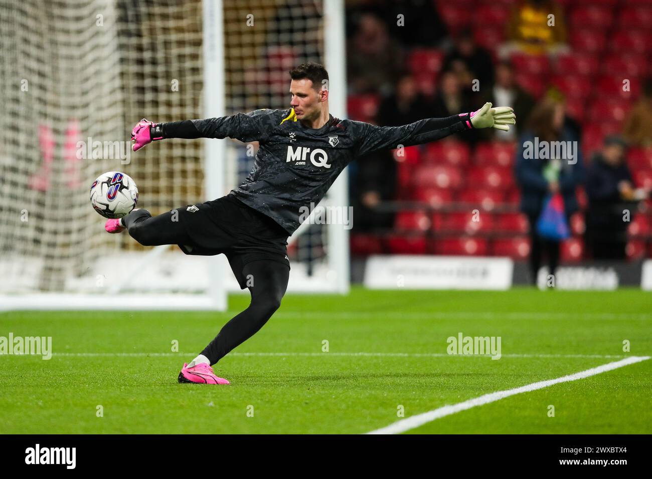 Le gardien Daniel Bachmann de Watford s'échauffe avant le coup d'envoi lors du match du Watford FC vs Leeds United FC Sky Bet EFL Championship à Vicarage Road, Watford, Angleterre, Royaume-Uni le 29 mars 2024 Credit : Every second Media/Alamy Live News Banque D'Images