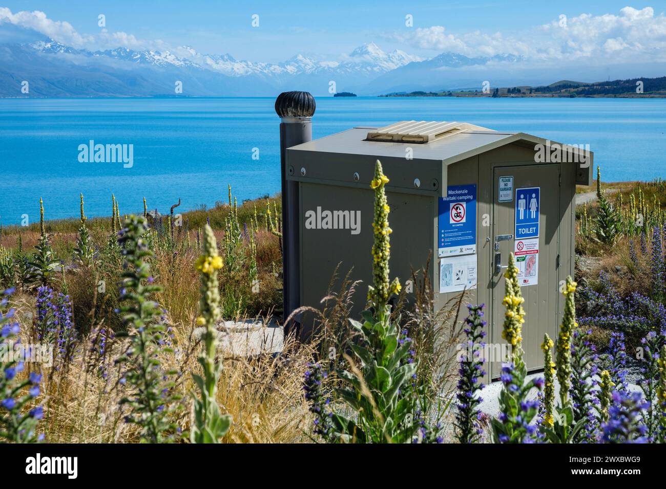 Toilettes publiques au début du Lake Pukaki Shoreline Walk, région de Canterbury, Île du Sud, Nouvelle-Zélande Banque D'Images
