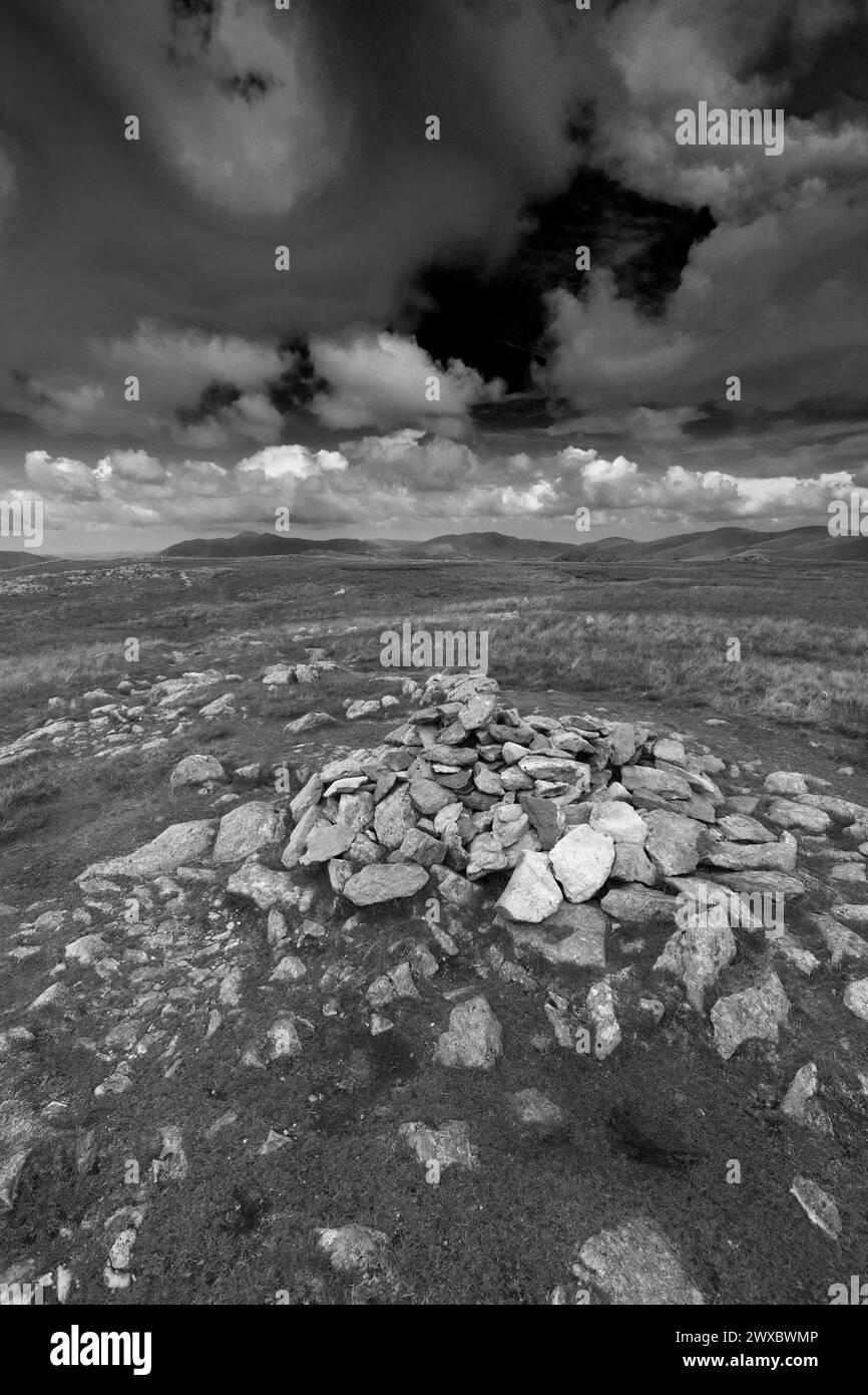 Vue sur le sommet cairn de Ullscarf Fell, Greenup Edge, Stonethwaite Valley, Lake District National Park, Cumbria, Angleterre, Royaume-Uni Ullscarf Fell en est un Banque D'Images