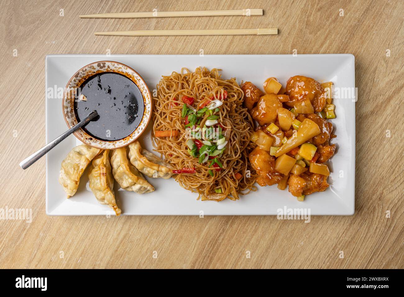 Plateau de cuisine asiatique avec boulettes et nouilles, vue de dessus Banque D'Images