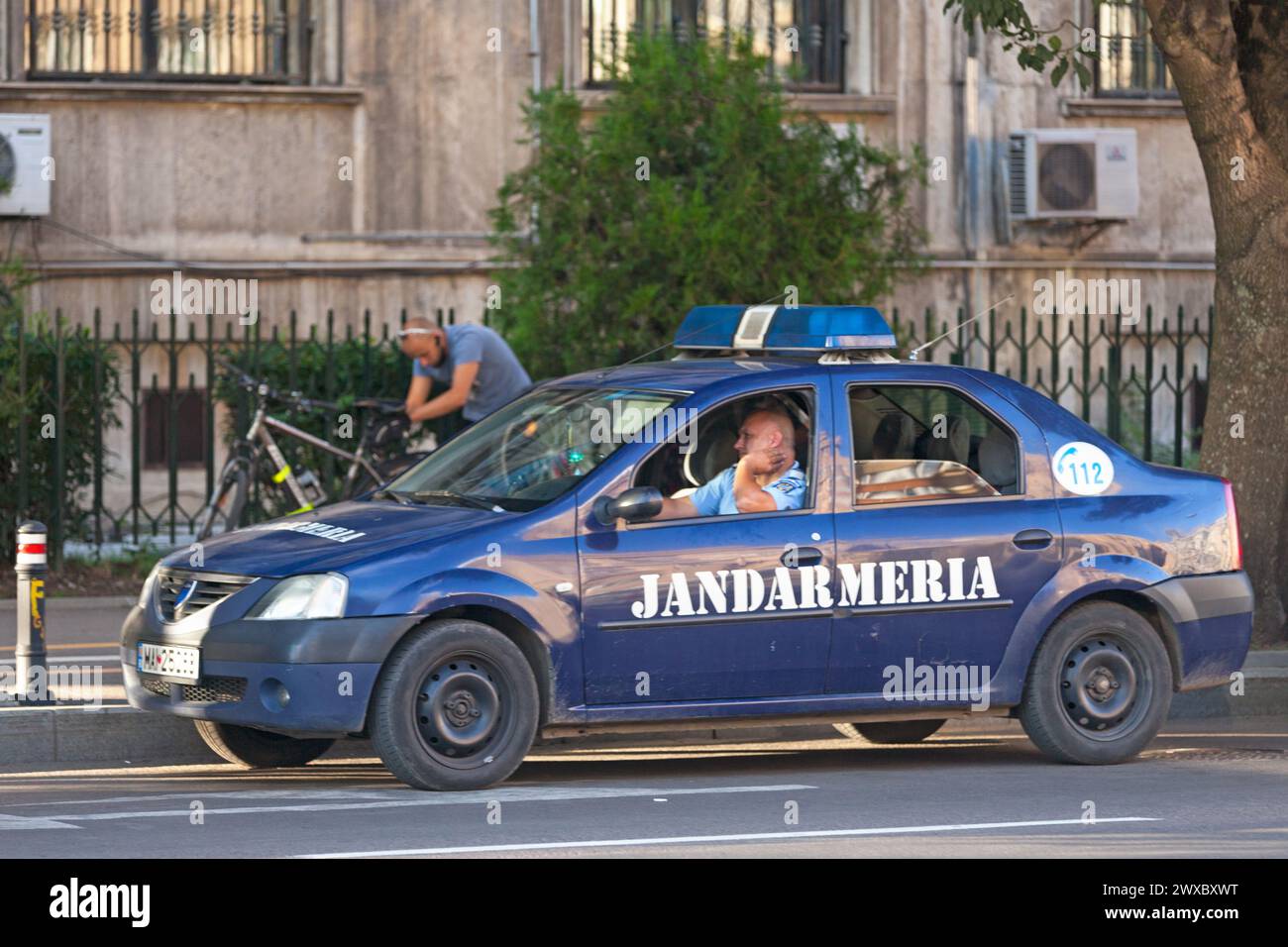 Bucarest, Roumanie - 24 juin 2018 : officier de la Jandarmeria dans sa voiture attendant près de la gare de Jandarmeria. Banque D'Images