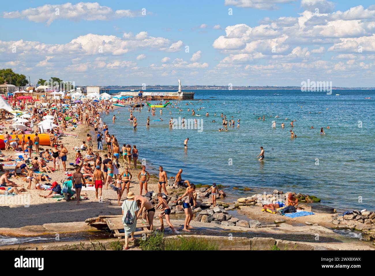 Odessa, Ukraine - 01 juillet 2018 : les gens profitent du soleil sur la plage de Lanzheron. Banque D'Images