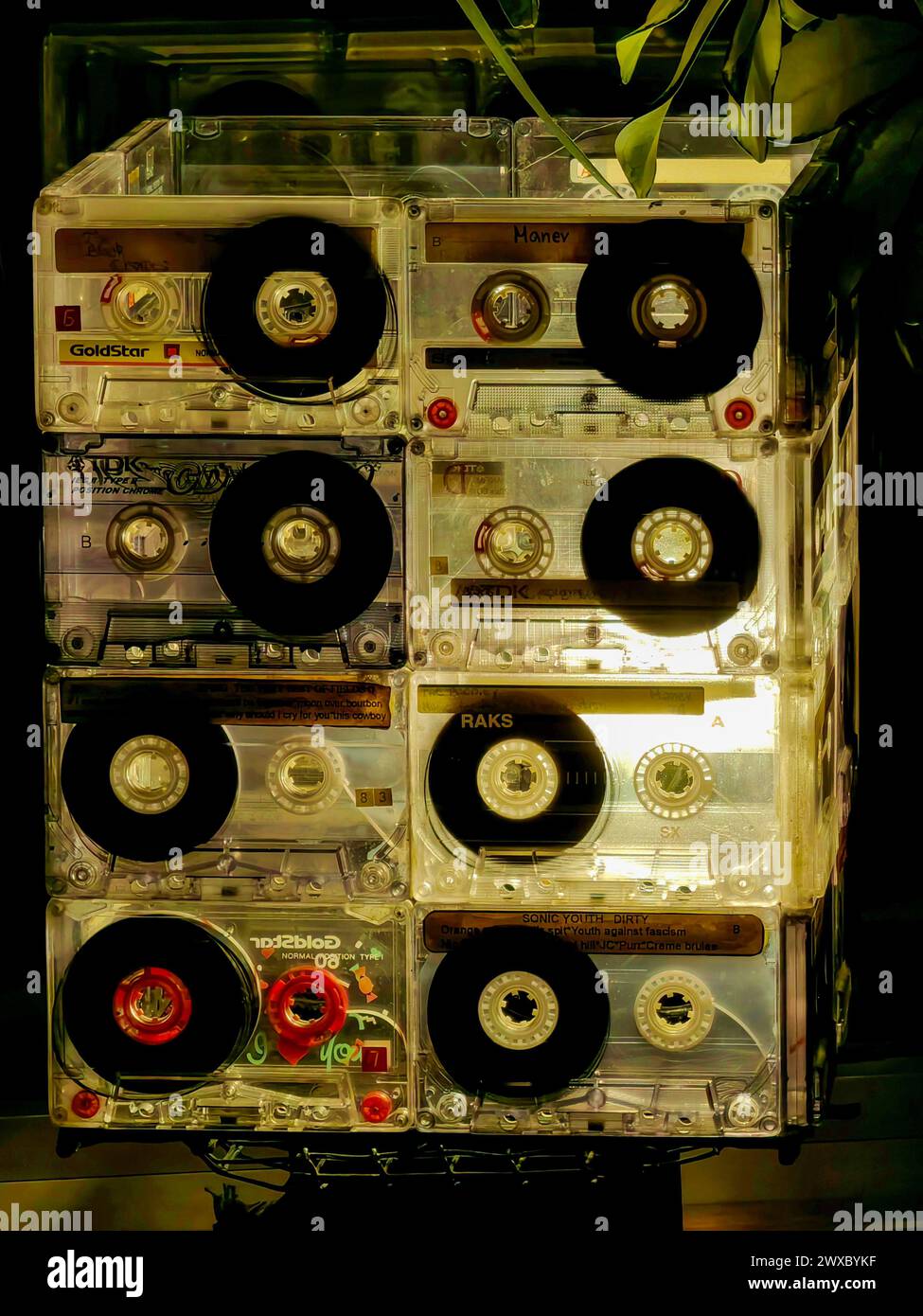 Rythmes rétro. lampe de cassettes de démonstration. Décoration inspirée de la musique. 3,29. 2024 Shtip Macédoine Banque D'Images