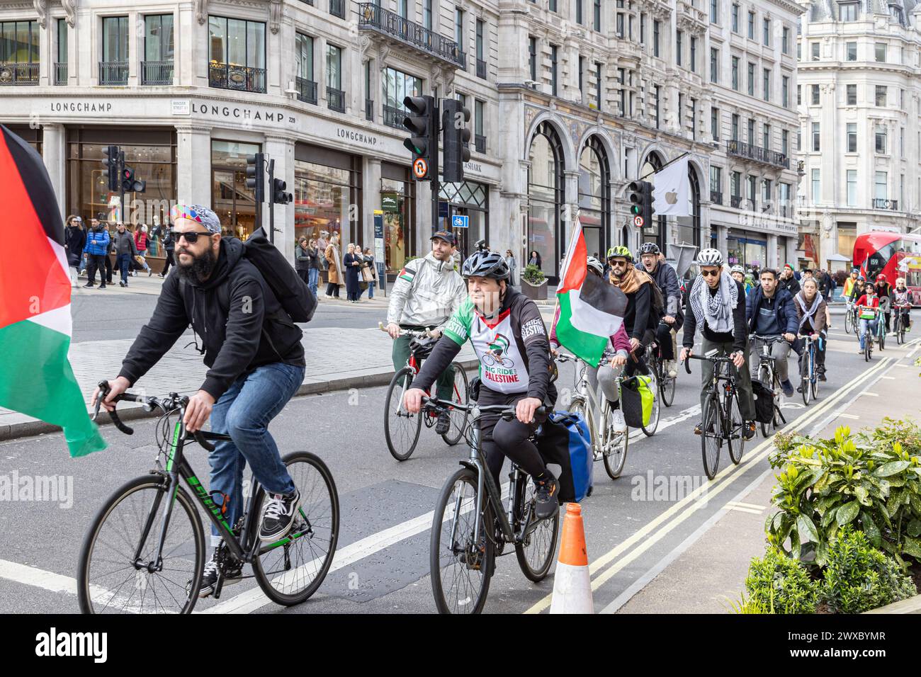 Les supporters de Pro Palestine montrent leur soutien tout en traversant Westminster à vélo. Israël guerre du Hamas - partisans pro-palestiniens traversant Londres. Banque D'Images