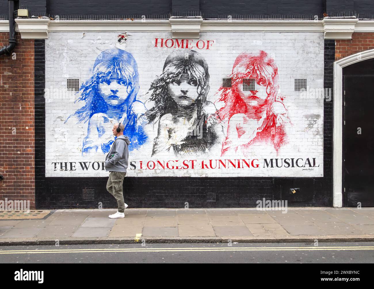 Une image frappante de Cosette peinte sur un mur au théâtre Gielgud à Soho, Londres. La maison de la plus ancienne comédie musicale du monde les Misérables. Banque D'Images