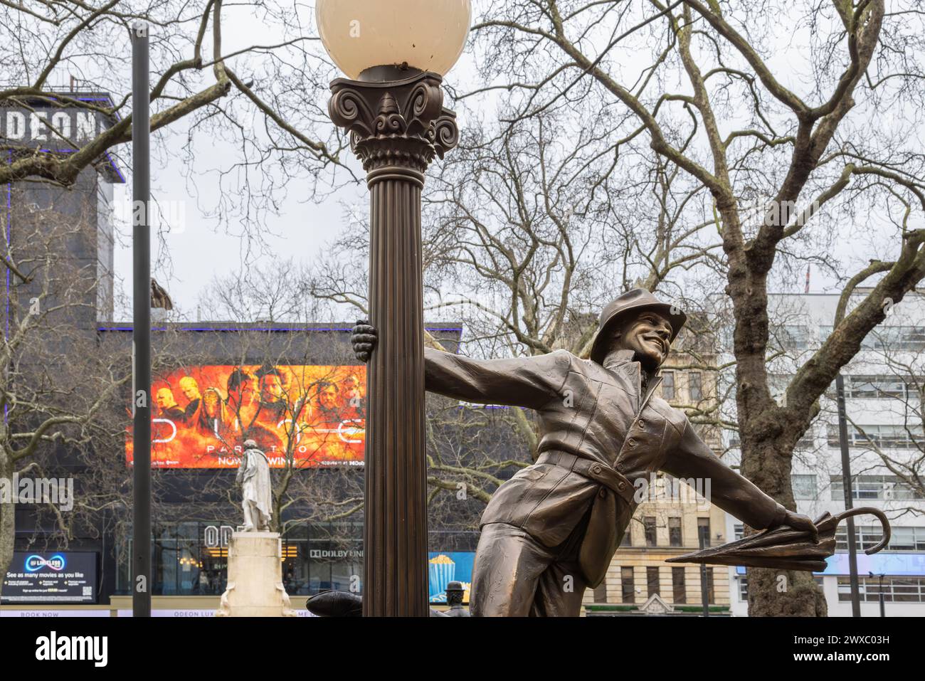 Statue en bronze de Gene Kelly sur les scènes de The Square, Leicester Square. Abrite des cinémas d'importance nationale et accueille de nombreuses avant-premières de films. Banque D'Images