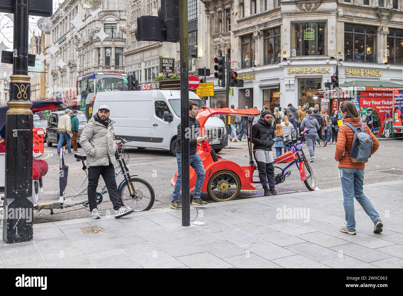 Pédicab ou pousse-pousse se stationne sur les lignes jaunes en attendant son prochain client. Le Pedicabs London Bill réglementera les tarifs et améliorera la sécurité. Banque D'Images