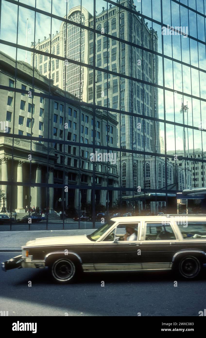 Photographie d'archives de 1992 de reflets dans la tour John Hancock, Boston. Banque D'Images