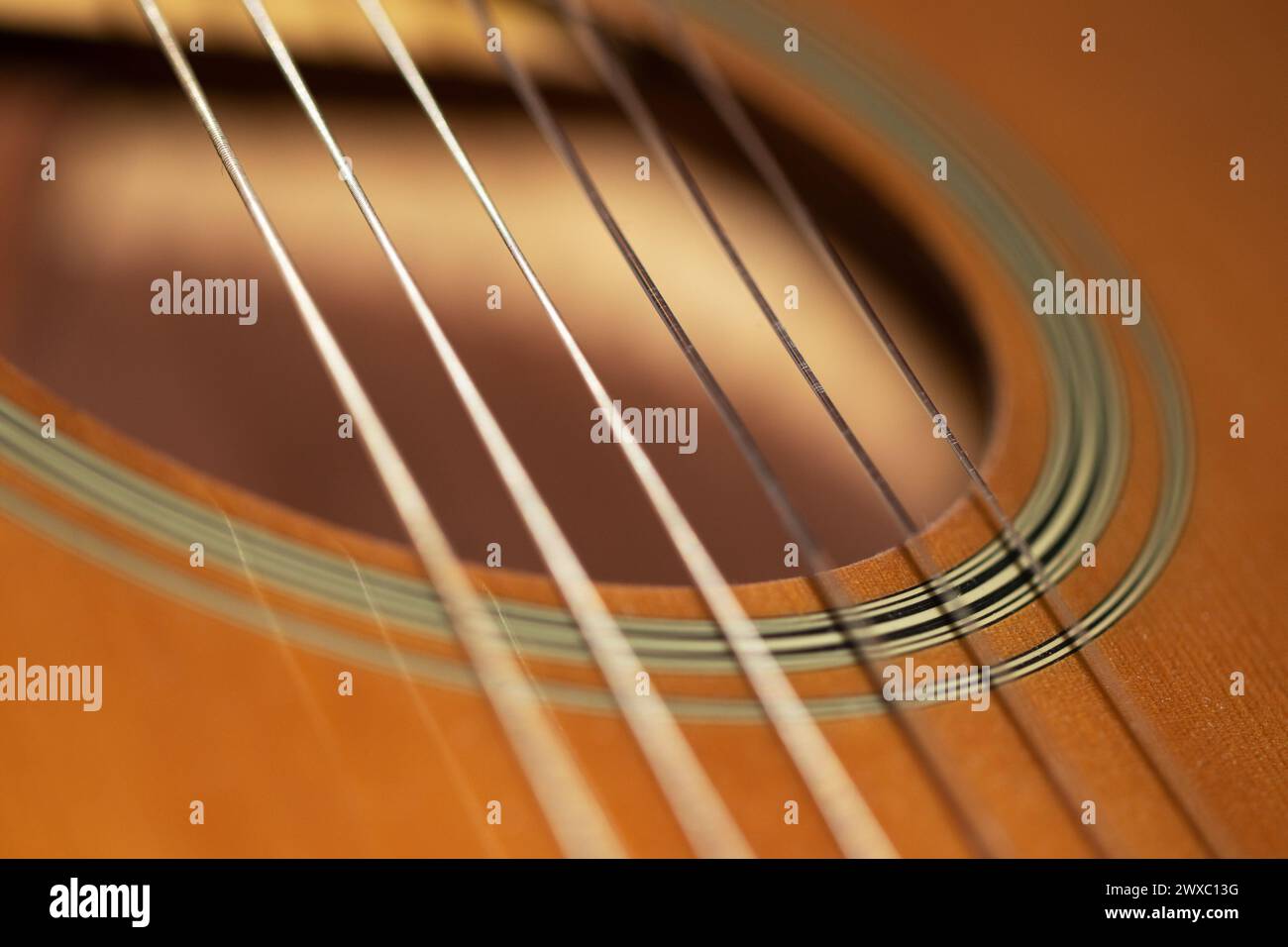 Guitare classique acoustique avec cordes, pont supérieur, trou sonore, vue rapprochée, macro Banque D'Images Guitare classique acoustique avec cordes, pont supérieur, trou sonore, vue rapprochée, macro Banque D'Images
