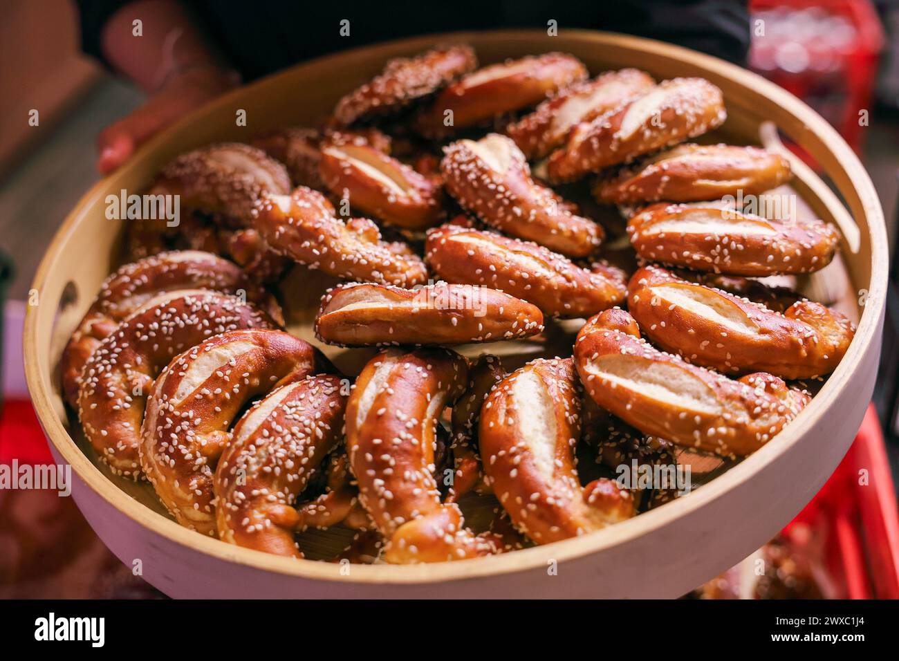 Plateau de bretzels salés d'un service traiteur Banque D'Images