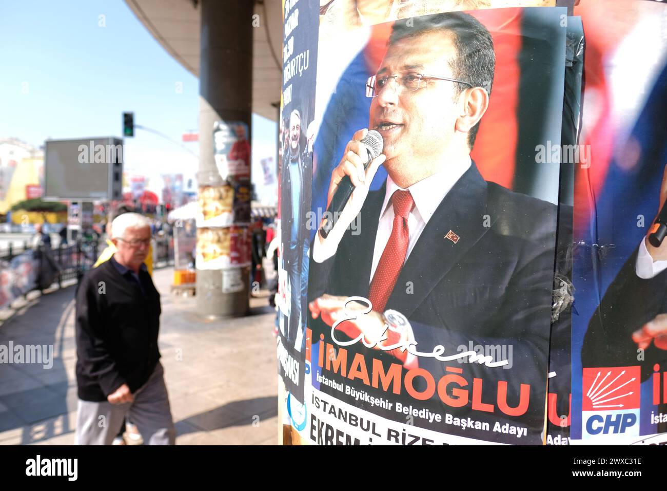 Istanbul Turquie - Un piéton passe devant une affiche électorale pour Ekrem Imamoglu, le maire sortant d'Istanbul en mars 2024 Banque D'Images