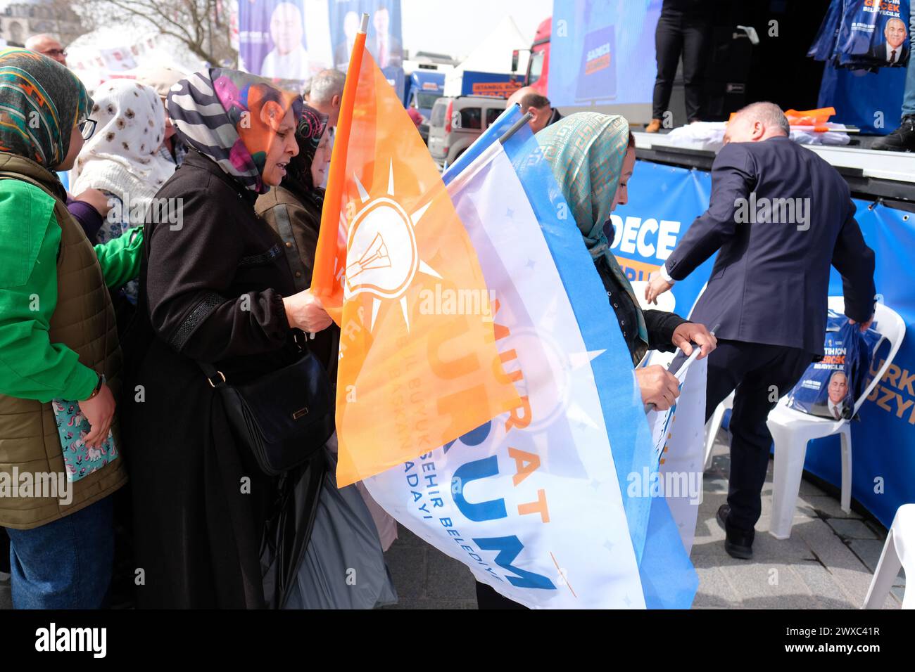 Istanbul Turquie - mars 2024 - rassemblement électoral pour le Parti AK ( AKP ) lors des élections locales, les habitants font la queue pour obtenir des drapeaux gratuits du Parti AK Banque D'Images