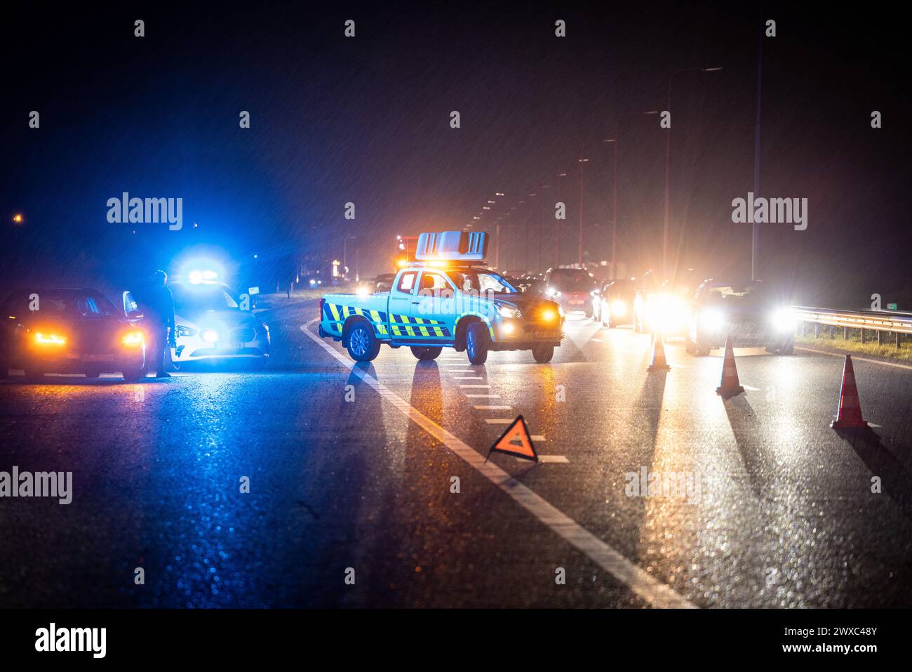 Goch, Allemagne. 29 mars 2024. Les fans de car Friday conduisent leurs voitures et motos de Rhénanie du Nord-Westphalie à travers la frontière néerlandaise pour une réunion. La police cible les speeders et les posers le vendredi de la voiture. Credit : Christoph Reichwein/dpa - ATTENTION : les plaques d'immatriculation ont été pixelisées pour des raisons légales/dpa/Alamy Live News Banque D'Images