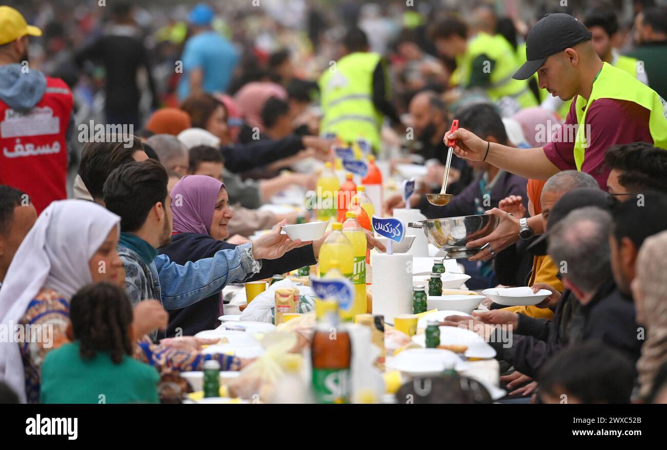 Alger. 29 mars 2024. Les gens prennent des repas d'iftar pendant le Ramadan dans le centre d'Alger, en Algérie, le 29 mars 2024. Crédit : Xinhua/Alamy Live News Banque D'Images