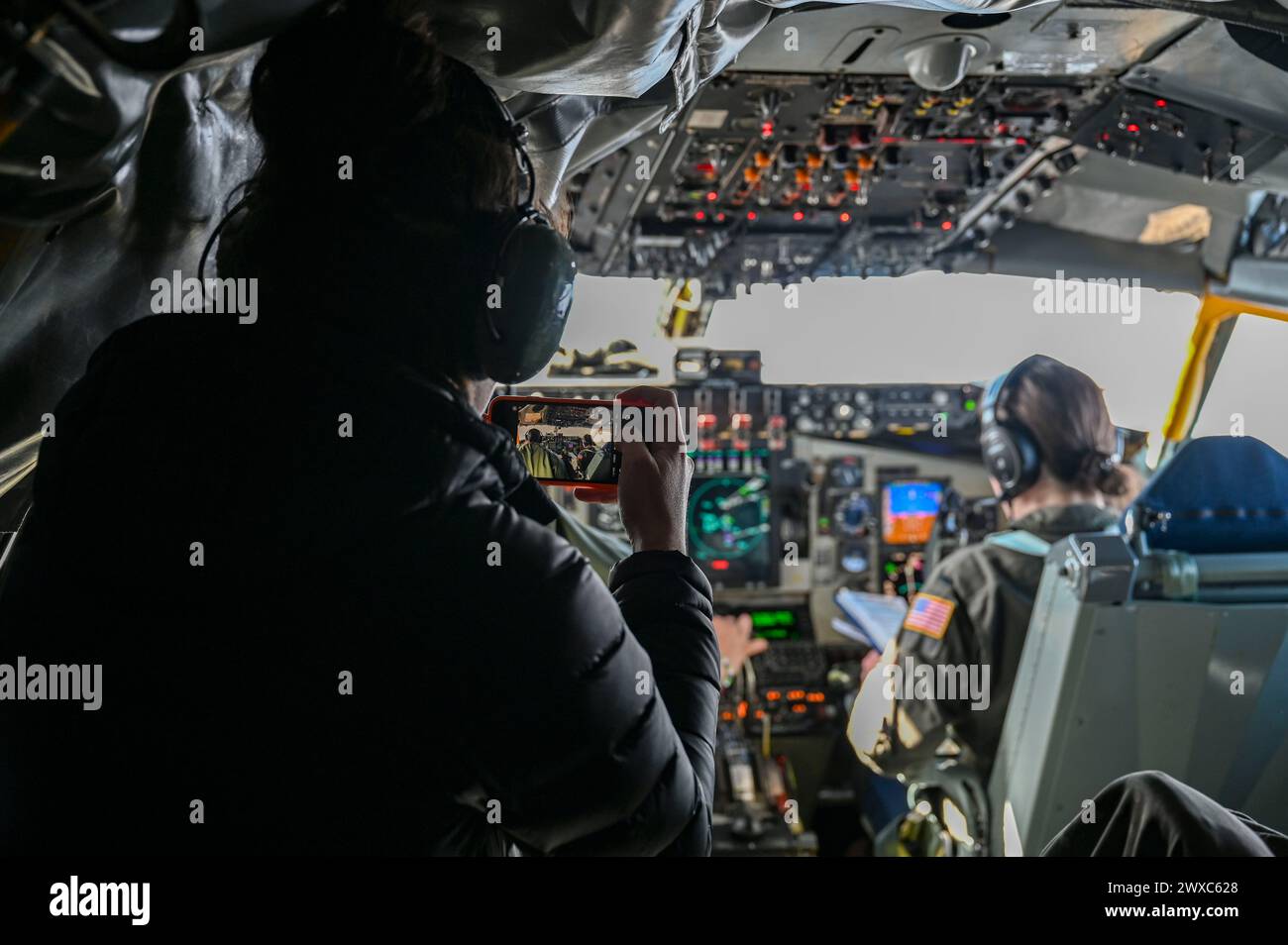 Eliza Billingham, rédactrice du journal Inlander, photographie les pilotes du KC-135 Stratotanker lors d’un vol d’orientation féminin au-dessus de l’État de Washington, le 8 mars 2024. Le vol a eu lieu lors de la Journée internationale de la femme pour présenter la mission et les capacités de la 92nd Air Reaveling Wing. La Journée internationale de la femme est célébrée dans de nombreux pays à travers le monde pour reconnaître les réalisations des femmes de tous les milieux nationaux, ethniques, linguistiques, culturels, économiques et politiques. (Photo de l'US Air Force par Haiden Morris, aviateur principal) Banque D'Images