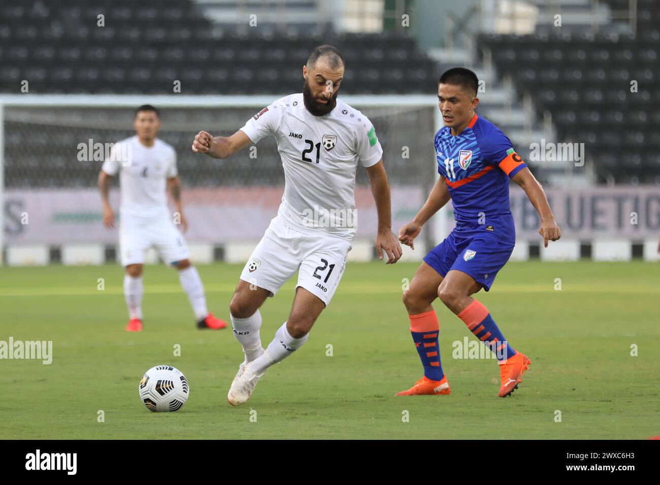 Sharif Mukhammad, de l'Afghanistan, en action contre Sunil Chhetri, de l'Inde, lors de la Coupe du monde de la FIFA, Qatar 2022 et de la Coupe d'Asie C de l'AFC Banque D'Images