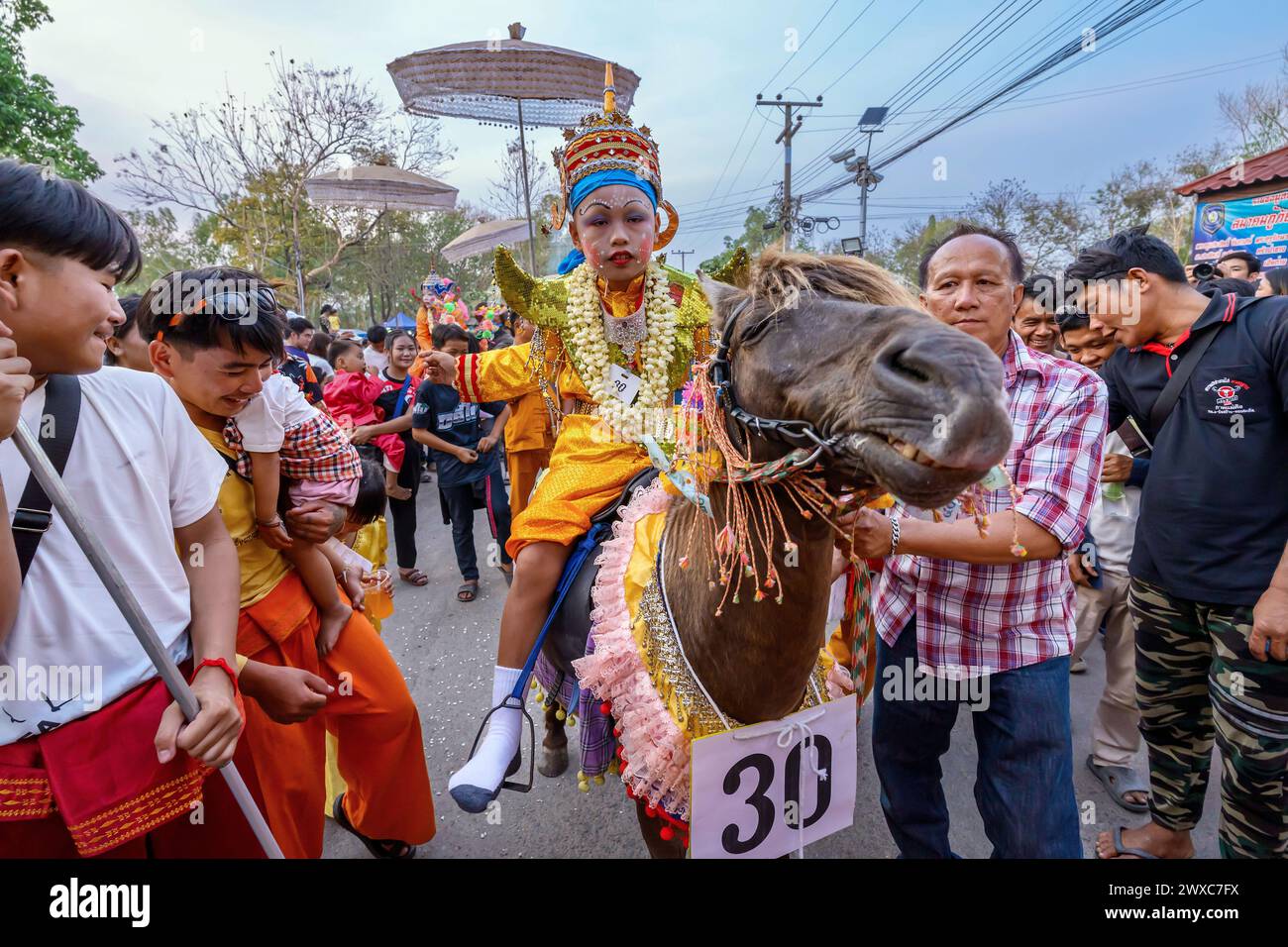 Thaïlande. 29 mars 2024. Un garçon thaïlandais vêtu de costumes colorés monte sur un cheval lors d'une procession annuelle POI Luk Kaeo, un rite de passage traditionnel pour les garçons initiés comme novices bouddhistes au temple Wat Phra Phutthabat Tak Pha. POI Luk Kaeo est une célébration pour l'ordination des garçons qui ont l'intention d'entrer en tant que novices. Elle se tient généralement autour de février à mai, l'ordination en tant que luk kaeo ou novice est considérée comme l'une des cérémonies traditionnelles les plus importantes dans le nord de la Thaïlande. (Photo de Pongmanat Tasiri/SOPA images/Sipa USA) crédit : Sipa USA/Alamy Live News Banque D'Images