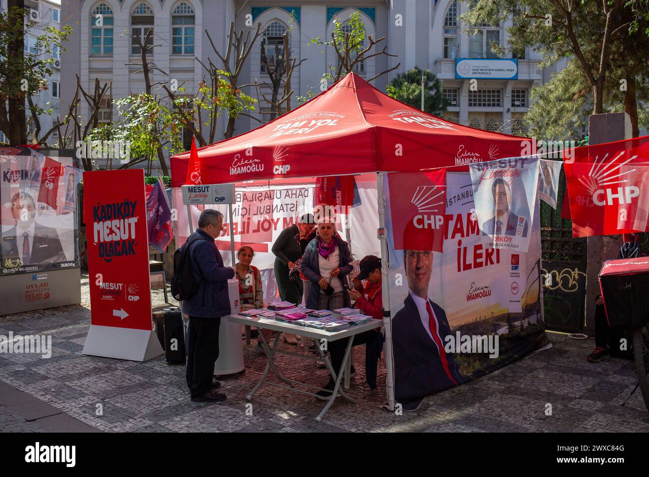 29 mars 2024 : 29 mars 2024 Istanbul, Turquie : affiches de campagne électorale des candidats avant les élections locales dans les rues de Kadikoy, l'un des districts centraux d'Istanbul. Les élections locales, c’est-à-dire les élections municipales à Istanbul et dans toute la Turquie, auront lieu le dimanche 31 mars 2024. (Crédit image : © Tolga Ildun/ZUMA Press Wire) USAGE ÉDITORIAL SEULEMENT! Non destiné à UN USAGE commercial ! Banque D'Images